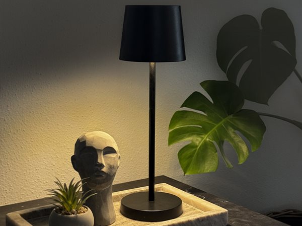 enkel sort bordlampe