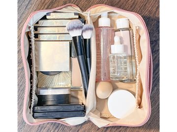 make-up taske med produkter i